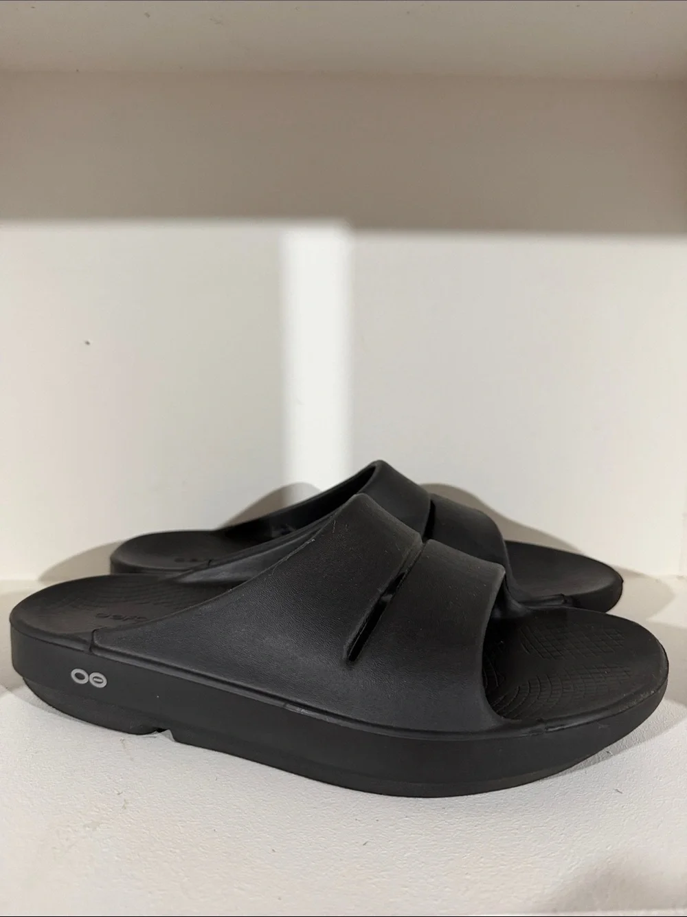 Oofos Ooahh recovery slides Black Men’s Size 10 Women’s 11